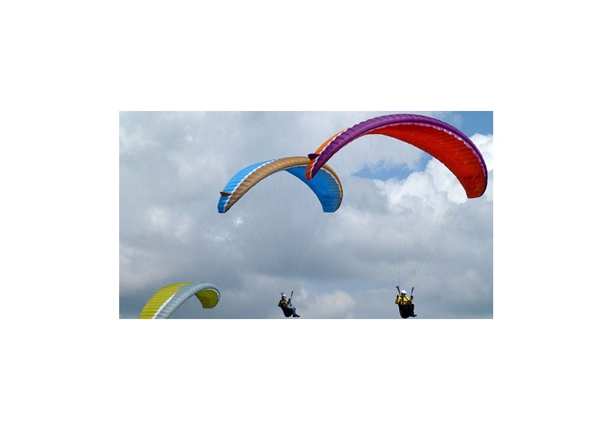 Advance marque suisse de parapente et sellette